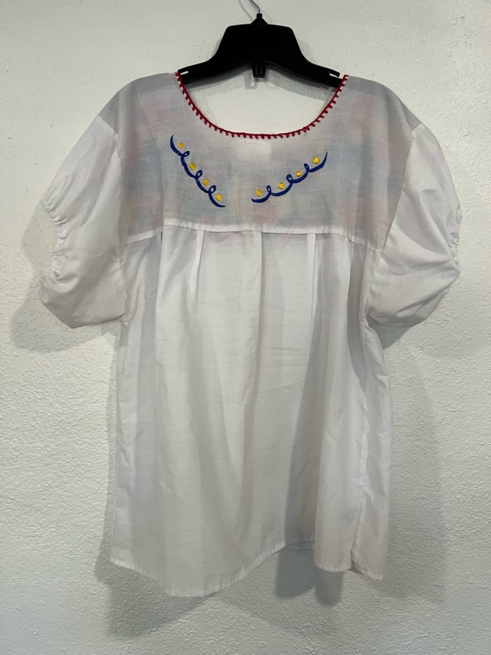 Artisan Made in Mexico White Embroidered Floral Peasant Top Size Medium/Large - Picture 2 of 3